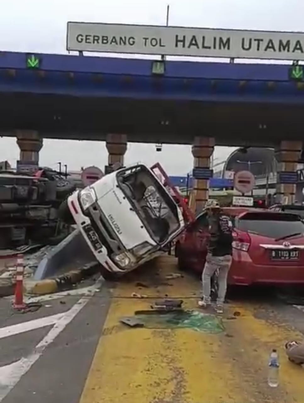 Terlibat Kecelakaan Beruntun di Gerbang Tol Halim Utama, 5 Kendaraan “Ambyar”