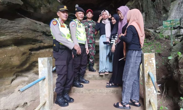 Pengunjung Wisata Gua Putri Membludak, Personel Gabungan Polres OKU Laksanakan Patroli